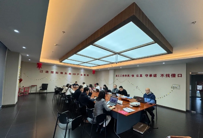 為深入貫徹中共中央、國(guó)務(wù)院印發(fā)的《國(guó)家標(biāo)準(zhǔn)化發(fā)展綱要》，落實(shí)加快數(shù)字化發(fā)展、建設(shè)數(shù)字中國(guó)的戰(zhàn)略部署，和《上海市全面推進(jìn)城市數(shù)字化轉(zhuǎn)型“十四五”規(guī)劃》，推進(jìn)上海城市數(shù)字化轉(zhuǎn)型標(biāo)準(zhǔn)化建設(shè)，數(shù)造科技積極響應(yīng)這一號(hào)召，成為上海市浦東新區(qū)第一批試點(diǎn)數(shù)字化改造企業(yè)之一，并順利通過(guò)驗(yàn)收。  圖片  圖片  圖片  圖片  圖為上海市城市數(shù)字化轉(zhuǎn)型工作領(lǐng)導(dǎo)小組部分領(lǐng)導(dǎo)和南匯工業(yè)園區(qū)領(lǐng)導(dǎo)、上海數(shù)造領(lǐng)導(dǎo)班子成員參加數(shù)字化改造驗(yàn)收答辯  圖片  參觀上海數(shù)造大廳的數(shù)字化制造“黑湖小工單”生產(chǎn)工序看板  數(shù)造科技自成立之初，創(chuàng)始人趙毅博士就以“數(shù)造”為企業(yè)命名，蘊(yùn)含數(shù)字化制造和變革的深遠(yuǎn)意義，與此時(shí)政府推進(jìn)聚焦制造業(yè)與數(shù)字化改造深度融合。未來(lái)，數(shù)造科技將不斷提升公司智能化、數(shù)字化、信息化改造力度，全面提升公司綜合管理和運(yùn)營(yíng)水平，著力實(shí)現(xiàn)智能制造高質(zhì)量發(fā)展。